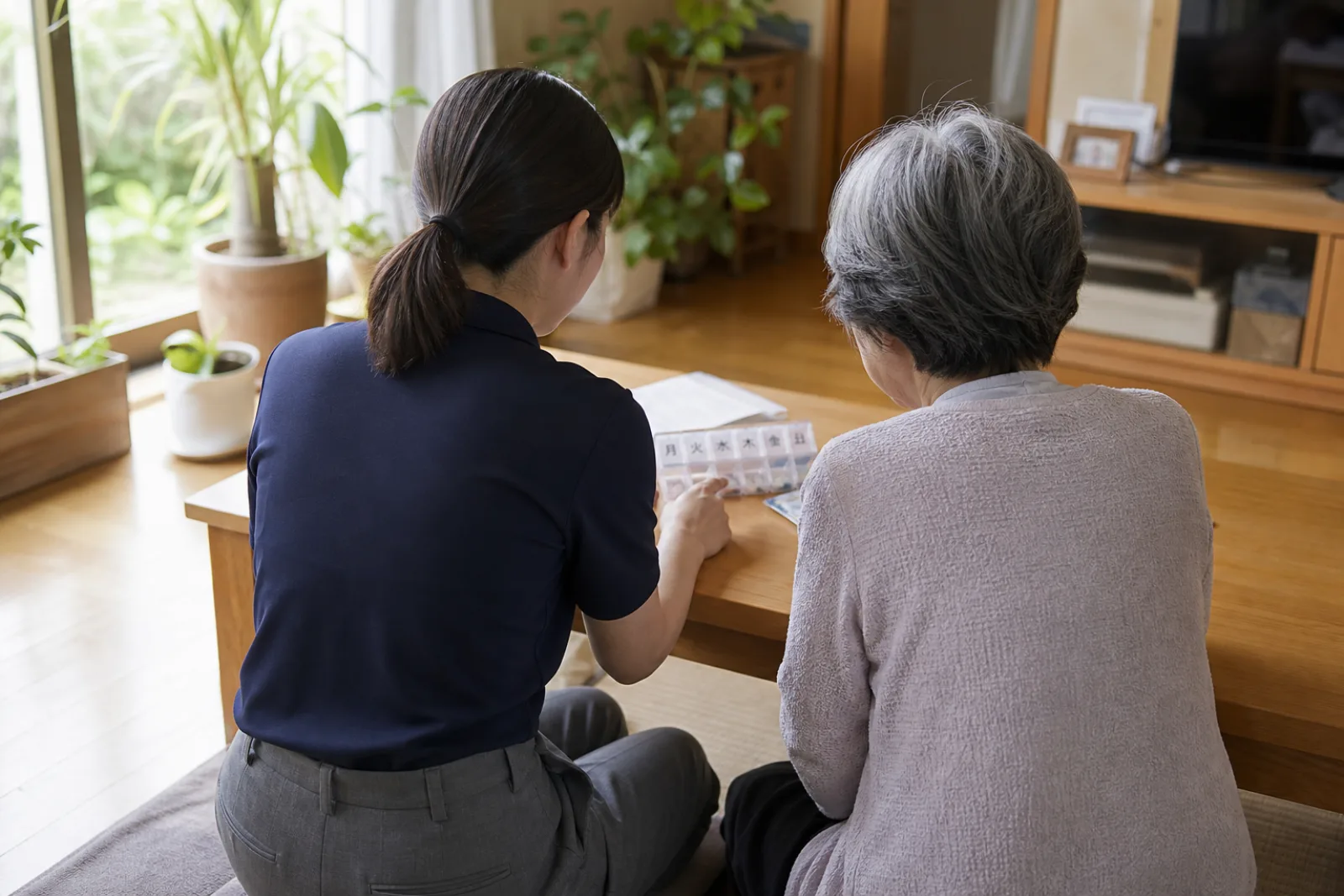 ご自宅で薬剤師がお薬の説明をしている様子