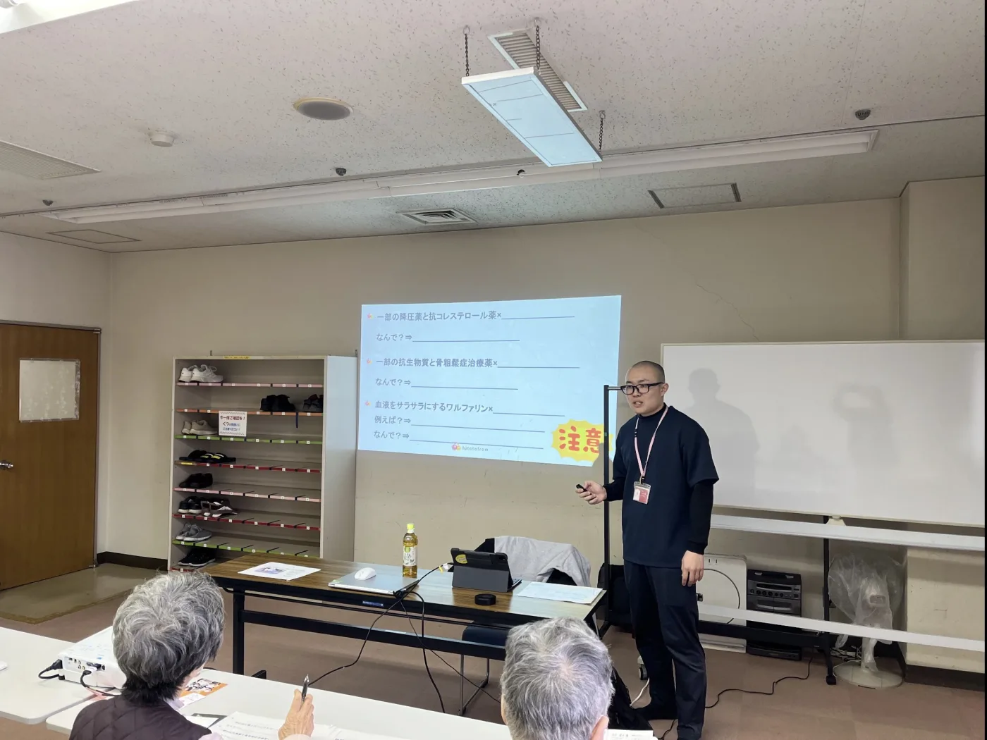 はつらつセンター光が丘で薬の飲み合わせについて解説するまんまる薬局OMF光が丘の薬剤師