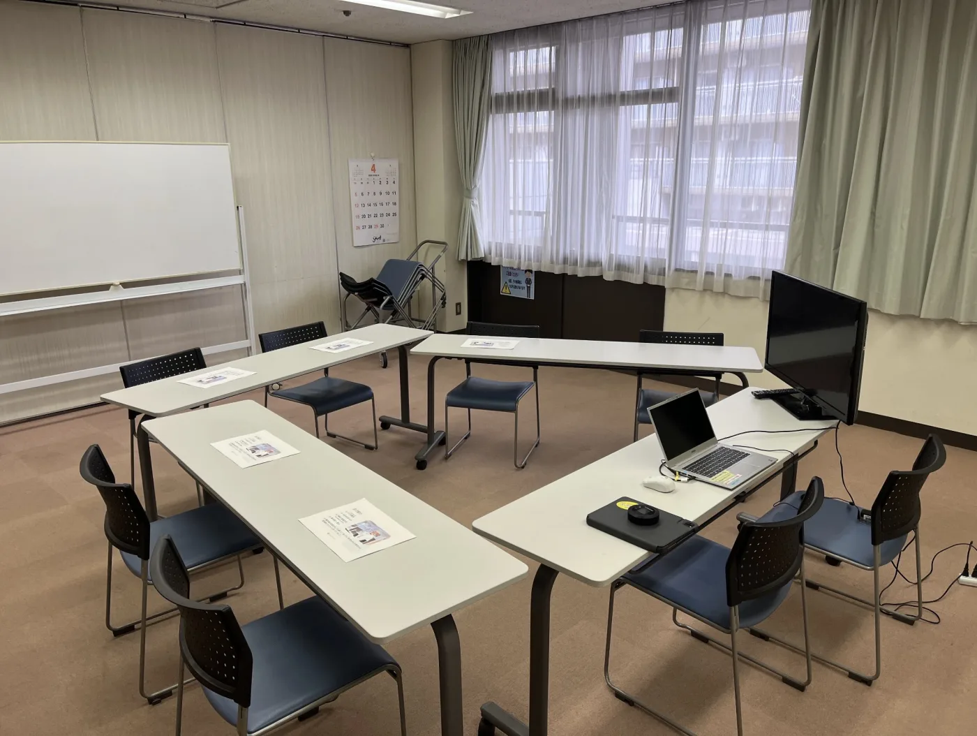 はつらつセンター光が丘の勉強会会場 参加者の席に資料を配置した準備の様子