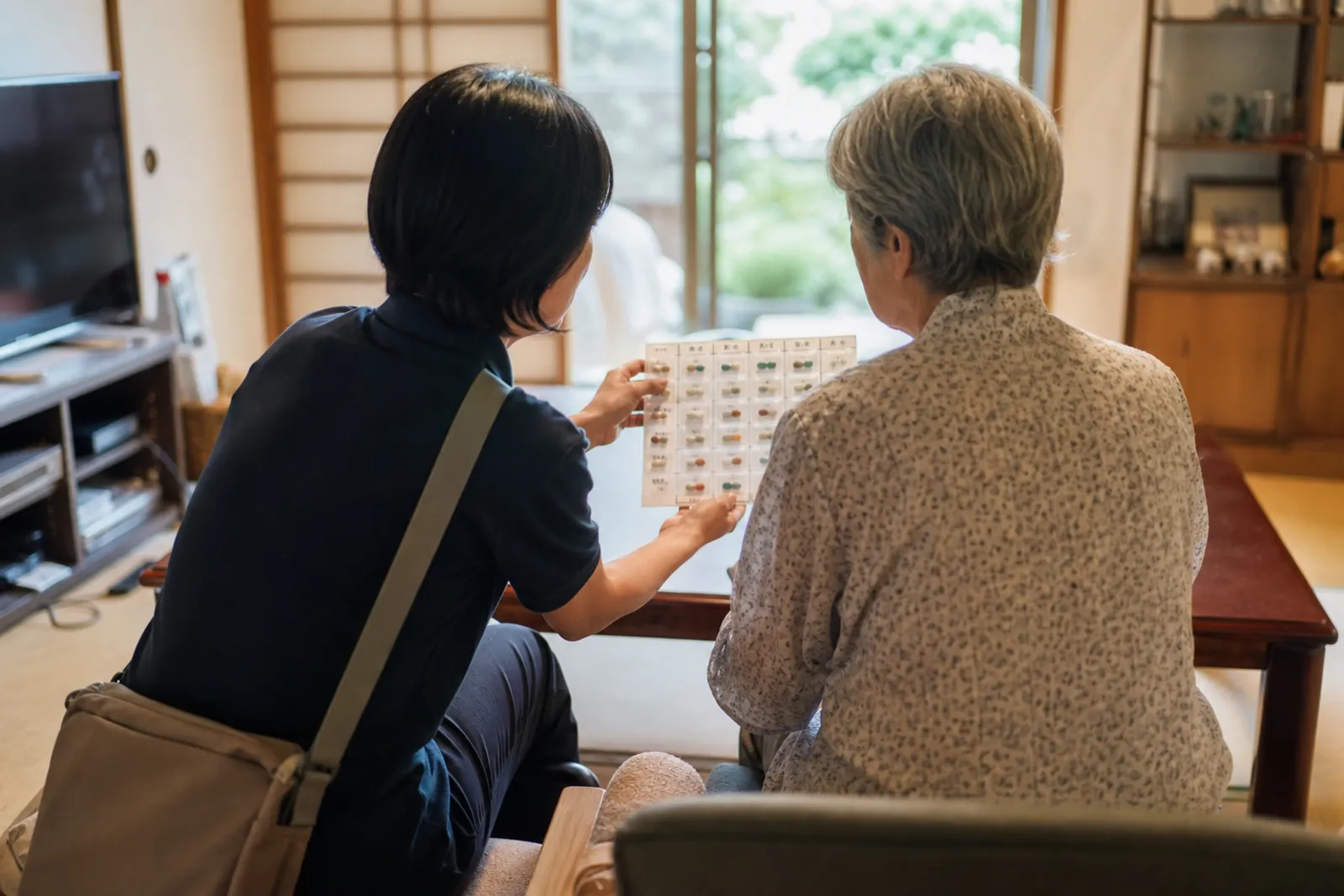 ご自宅で薬剤師がお薬の説明をしている様子