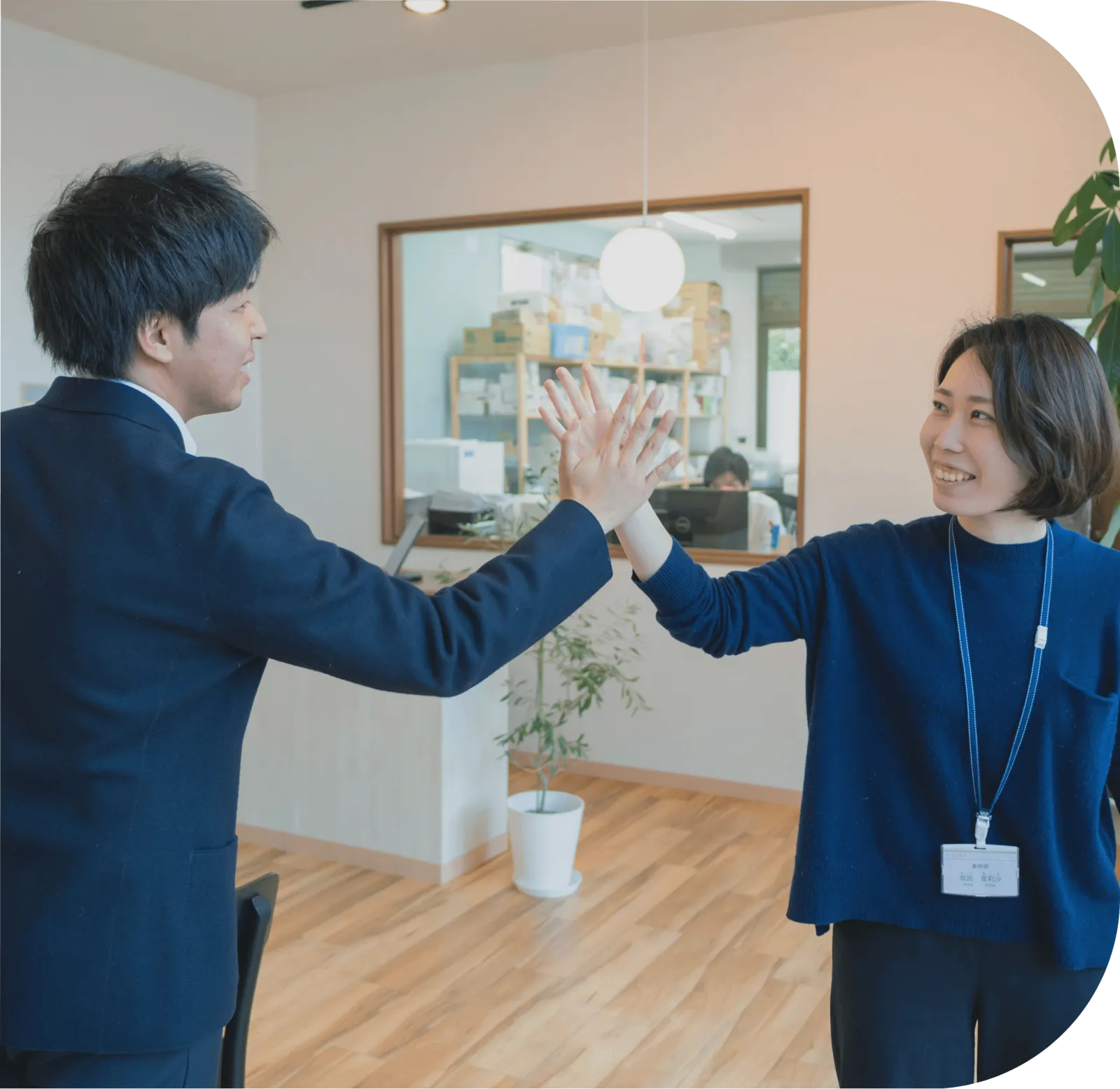 社員がハイタッチしている写真